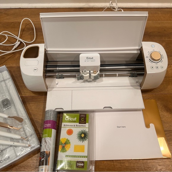 Cricut Explore Air with case, starter cutting set and more - Picture 2 of 16
